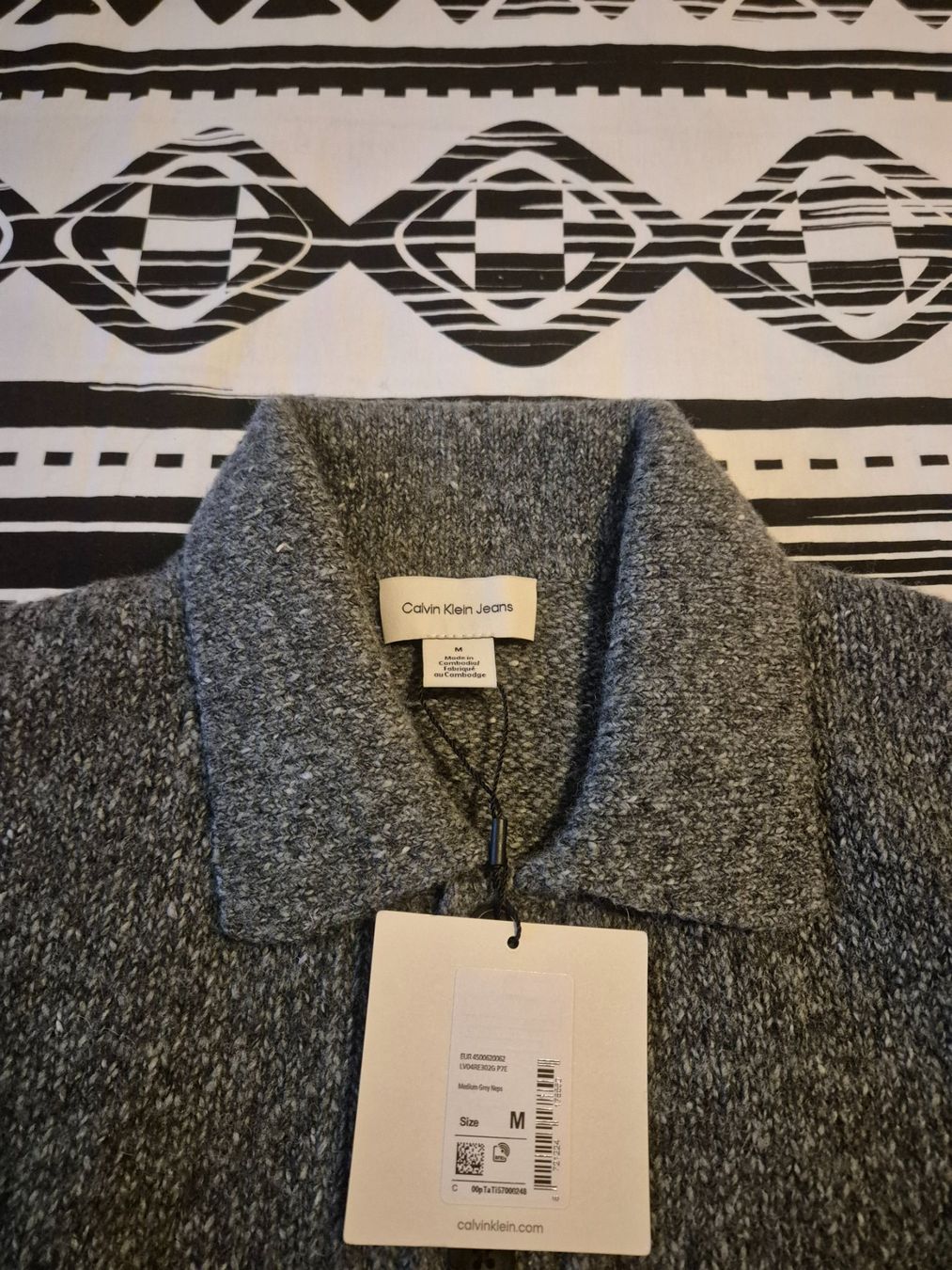 Calvin Klein Maglioni & Felpe: Pull Calvin Klein Jeans gris taille M neuf – Nuovo e nell'imballaggio originale da Genève venduto da Talhinho