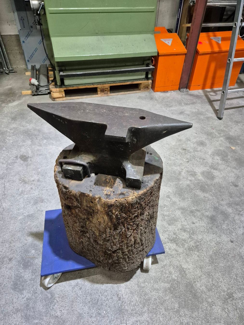 Attrezzi da lavoro: Amboss mit Holzsockel 50cm – Usato da Tägerwilen venduto da geezee20
