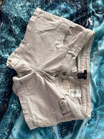 Short en jean beige H&M taille 36 en bon état général