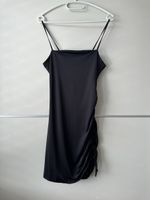 schwarzes Kleid