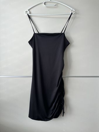 schwarzes Kleid