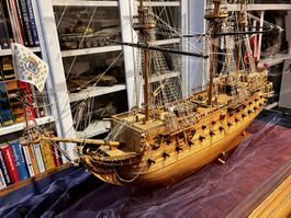 Altes Holzschiff mit Vitrine Schiff Mirage, Standmodell