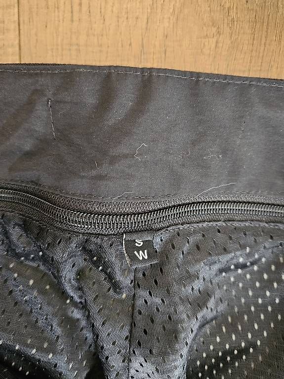 Lotti di vestiti: Motorradkleider – Usato da Heitenried venduto da Fasi0 2