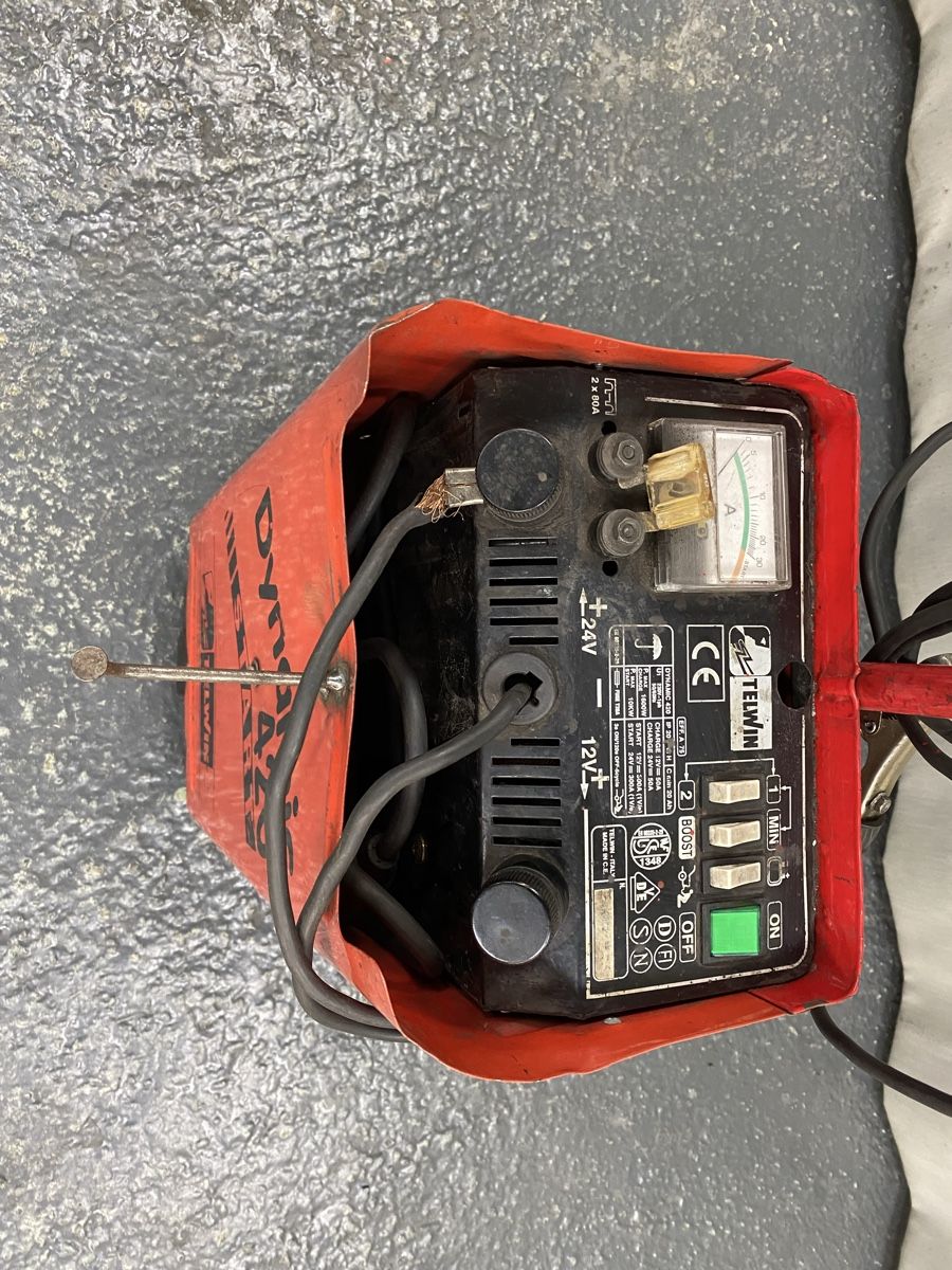 Chargeurs de batterie: Batterielade-/Starthilfegerät  – D'occasion à Hägglingen par Karin0802 3