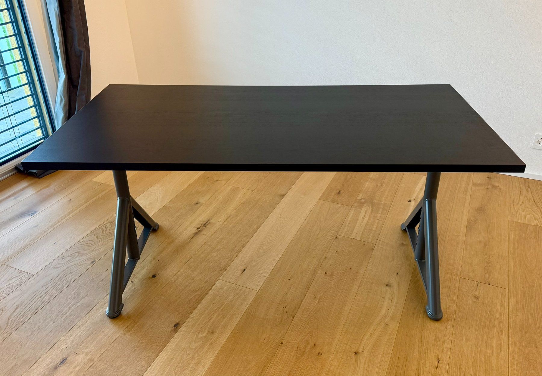Zwei IKEA IDÅSEN Schreibtisch, schwarz/dunkelgrau, 160x80 cm - Main Image