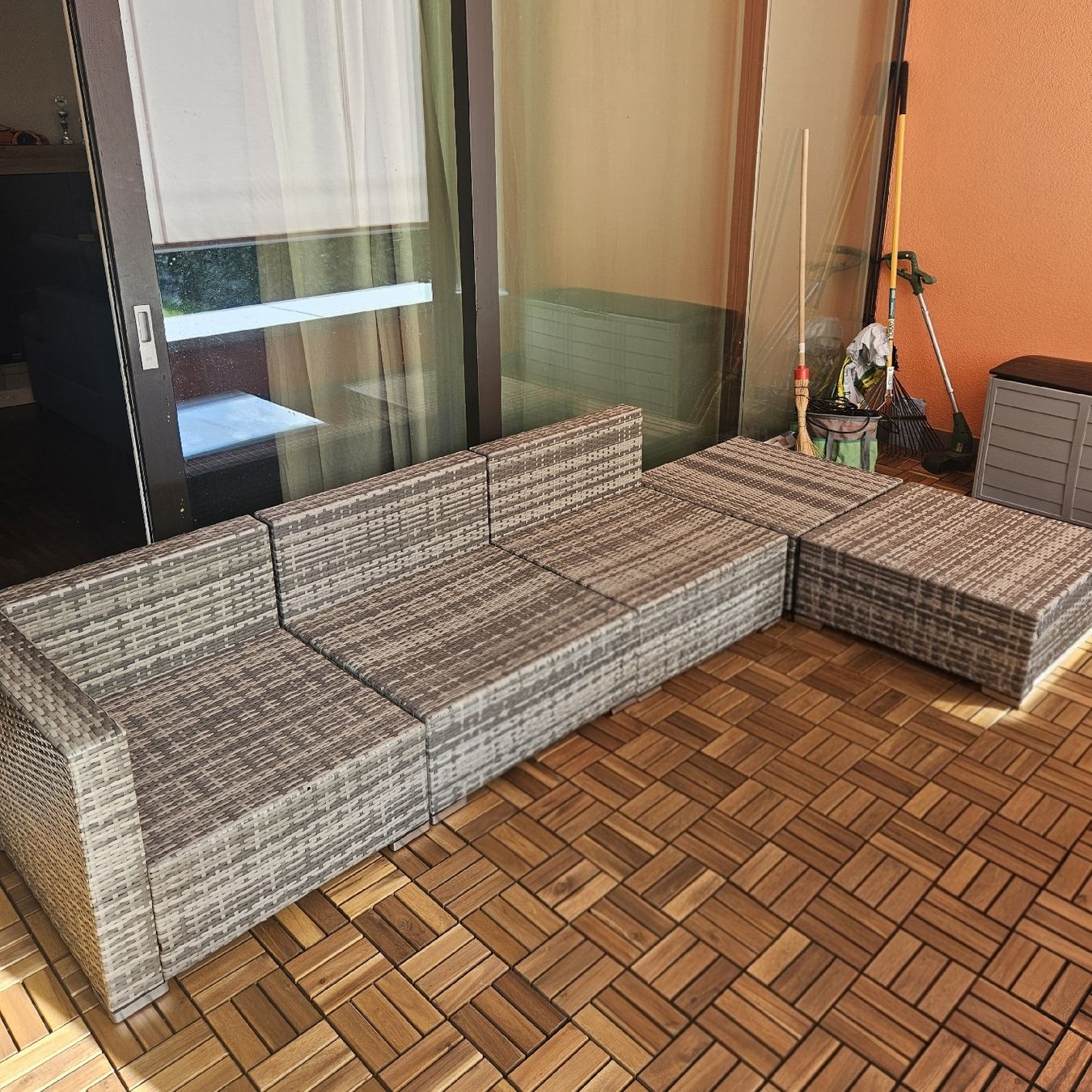 Gonser Sedie a sdraio: Rattan Lounge Grau/Anthrazit mit Abdeckplane – Usato da Baar venduto da meljo