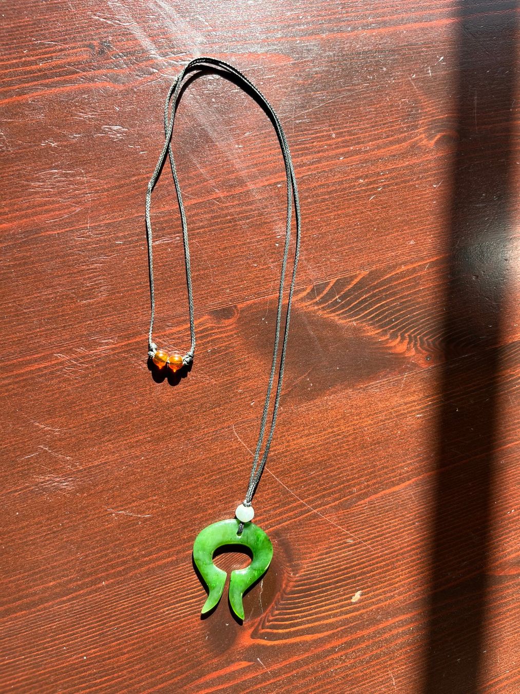 Ketten: Collier avec pendentif signe taureau en verre vert – Gebraucht aus Genève von Donnet2 3