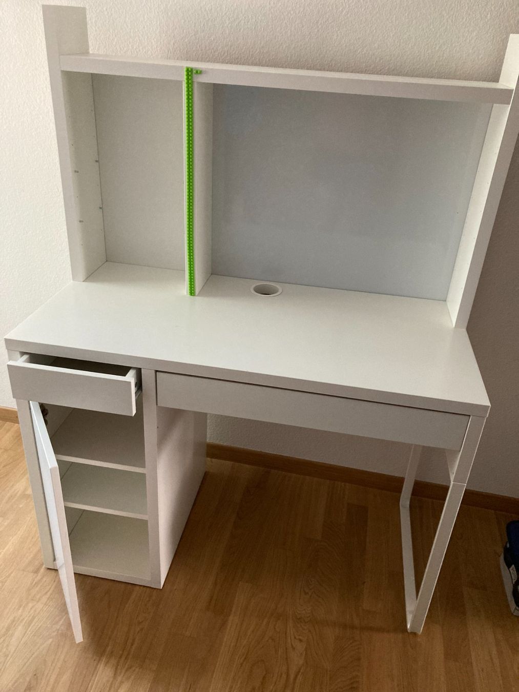 Ikea Scrivanie: Kinderschreibtisch mit Aufsatz – Usato da Pfäffikon/Zh venduto da selenia19