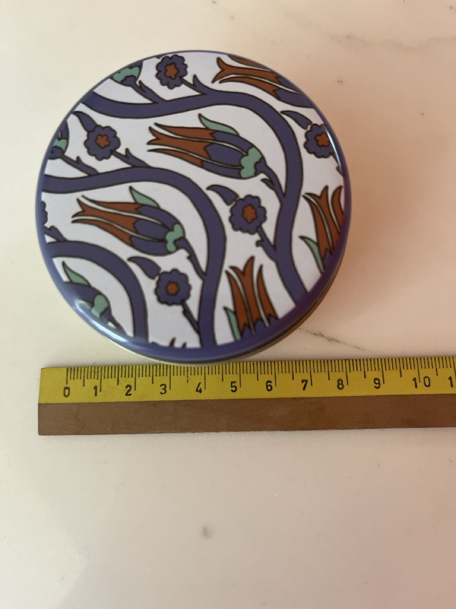 Autre vaisselle: Blechdose rund mit Blumendekor Durchmesser ca. 10 cm – D'occasion à Benken SG par wingwinj