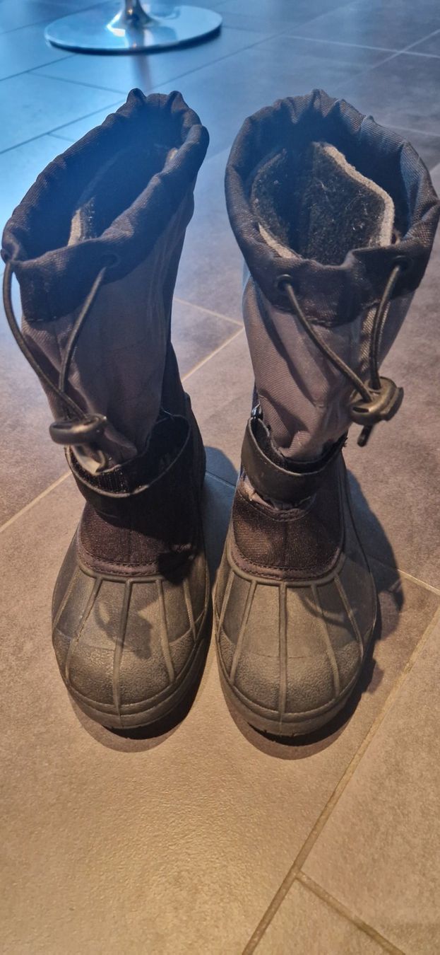 Columbia Scarpe per ragazzi: Columbia Winterboots Gr.35 – Usato da Winterthur venduto da Tulipane
