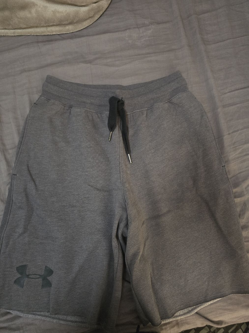 Under Armour Pantaloni: Short UA gris chiné – Usato da Mont-sur-Lausanne venduto da Didinho
