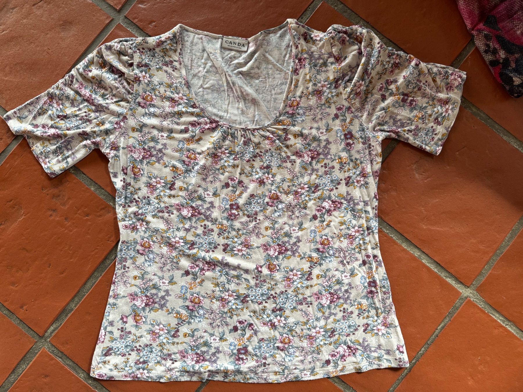 Lotti di vestiti: 4er Set Sommer Shirts Gr. 42 mit Blumenmuster – Usato da Oberrohrdorf venduto da maggys15 2