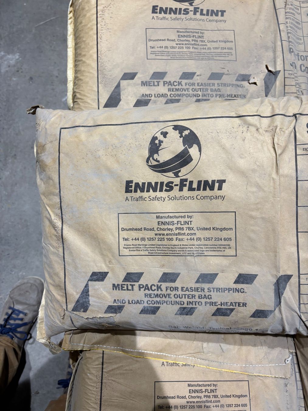 Sanitari: LAGERVERKAUF: Standardbitumen/Bitumen, Reflektorkleber – Usato da Winterthur venduto da ReUse_Baumarkt 2