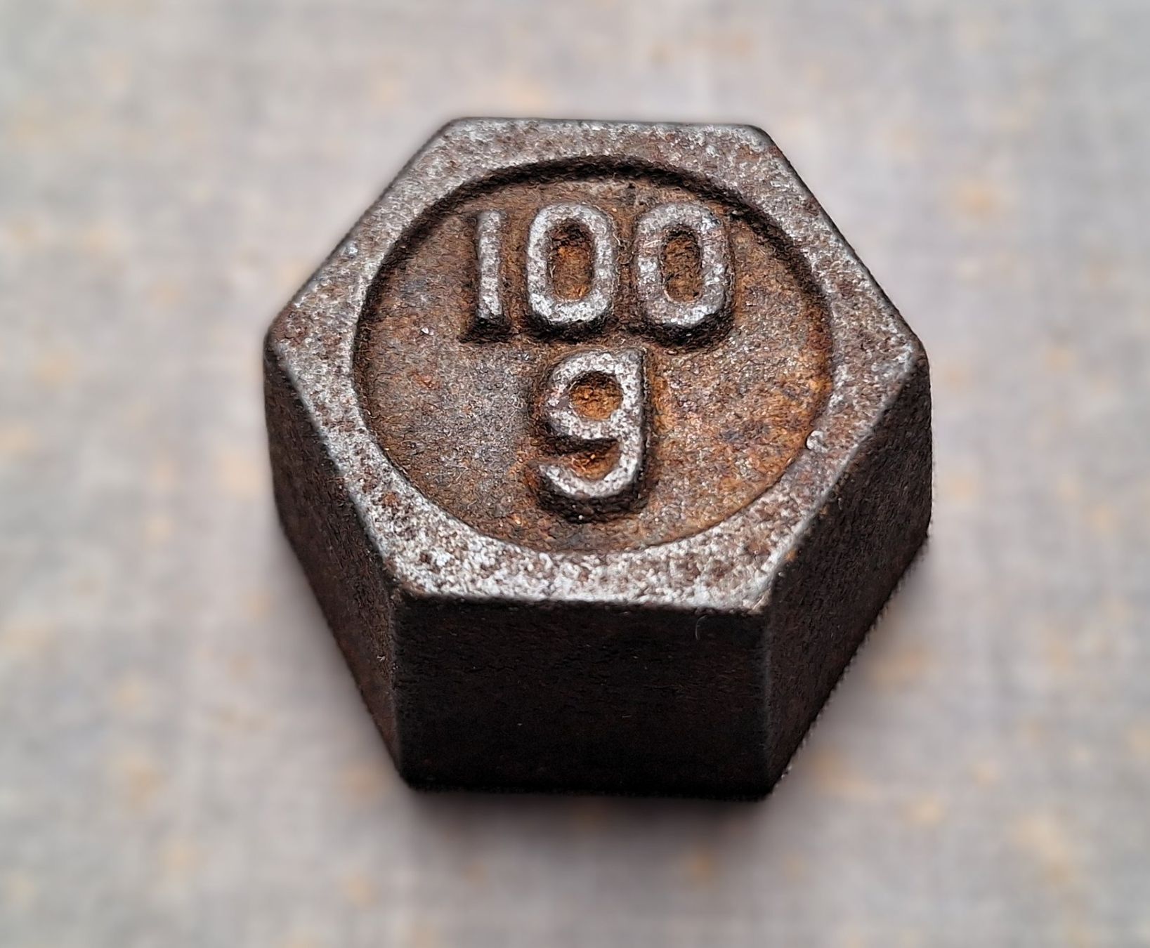 Bilance e pesi: Gewichtsstein 100 Gramm, antik, ab 1.- – Usato da Winterthur venduto da chvch