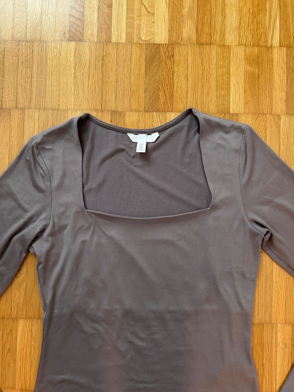 H&M T-shirt: H&M Trendiges Langarmshirt mit eckigem Ausschnitt, Grösse S – Usato da Jona venduto da Good_luck1_ 2