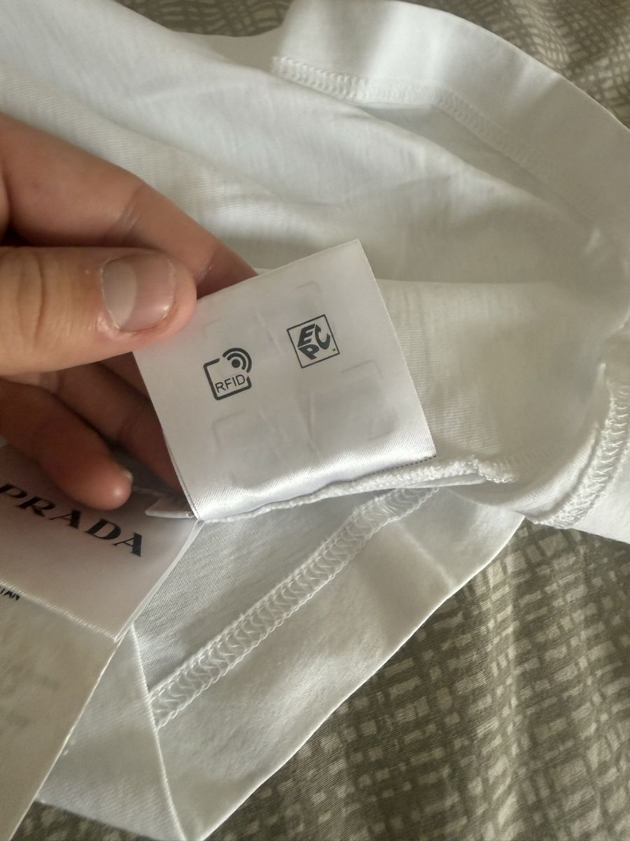 T-shirt: T shirt Prada – Nuovo (secondo la descrizione) da Genève venduto da tho_5cfx 9