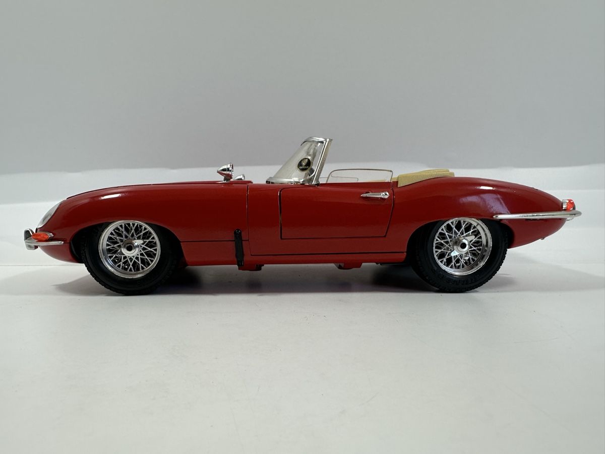 Bburago Voitures modèles: 1961 Jaguar E Type 1:18, rot, BBURAGO  – D'occasion à Zofingen par rf9_x2xt 2