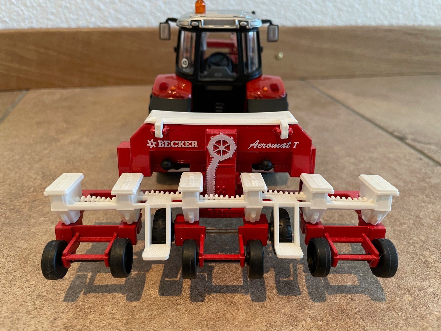 Massey Ferguson Trattori: SIKU Massey Ferguson mit Einzelkornsämaschine – Nuovo e nell'imballaggio originale da Kreuzlingen venduto da Stefan1150 3