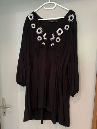 Desigual Kleid schwarz mit Margeriten Grösse XXL