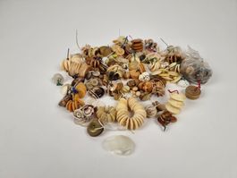 Knopfsammlung in Naturtönen