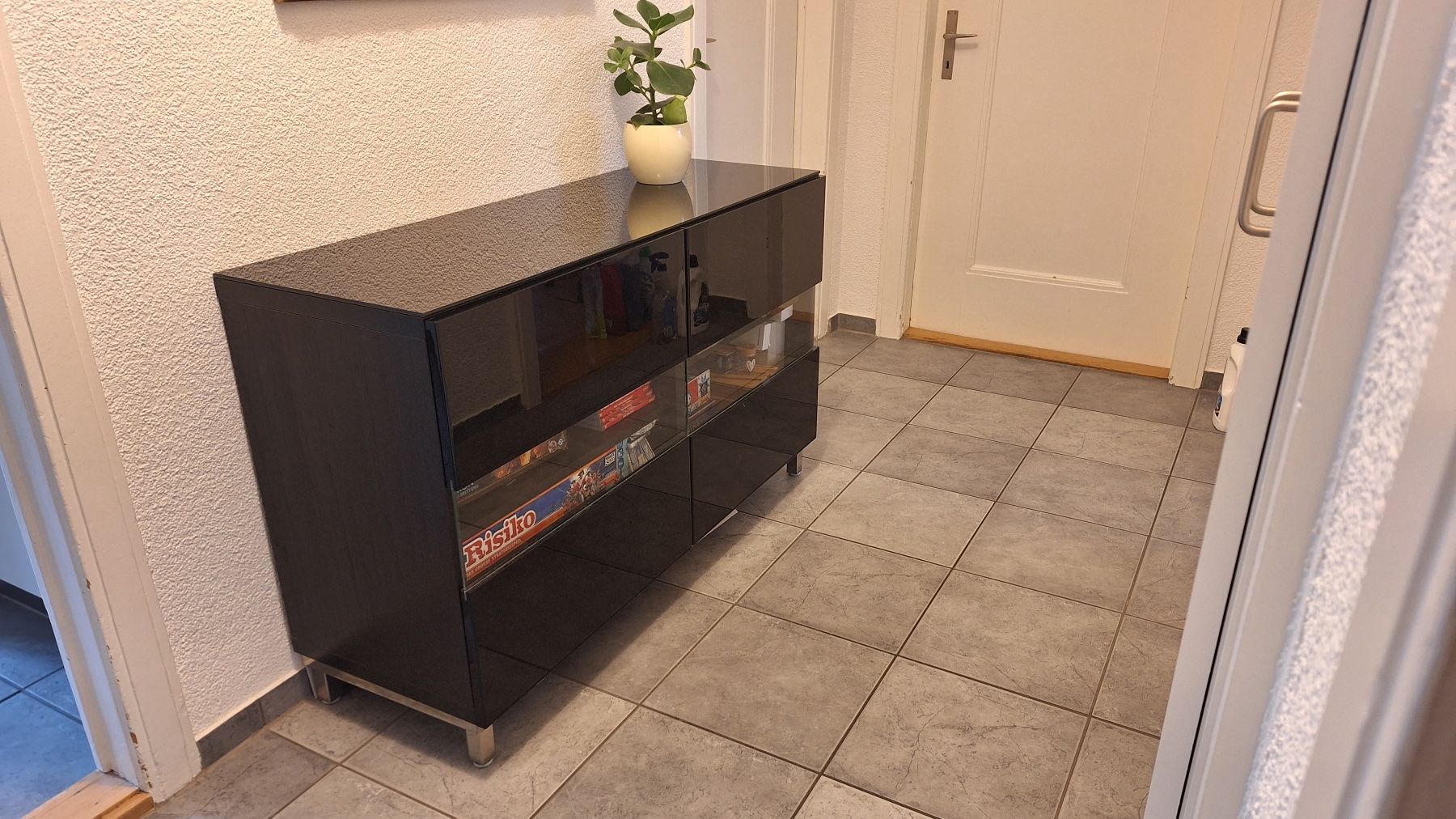 Cassettiere: Elegantes Hochglanz-Sideboard schwarz mit Glasablage – Usato da Zürich venduto da joh_5qf9 4