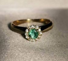 Goldring mit Smaragd und 12 Diamanten.