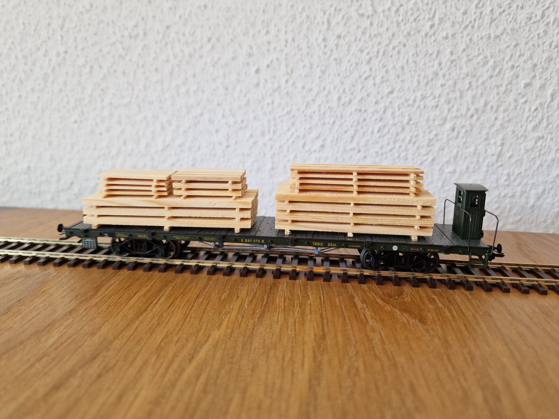 Märklin Modellini di ferrovie: Flachwagen beladen mit Holz H0 – Usato da Matten b. Interlaken venduto da lor_hr9w 1
