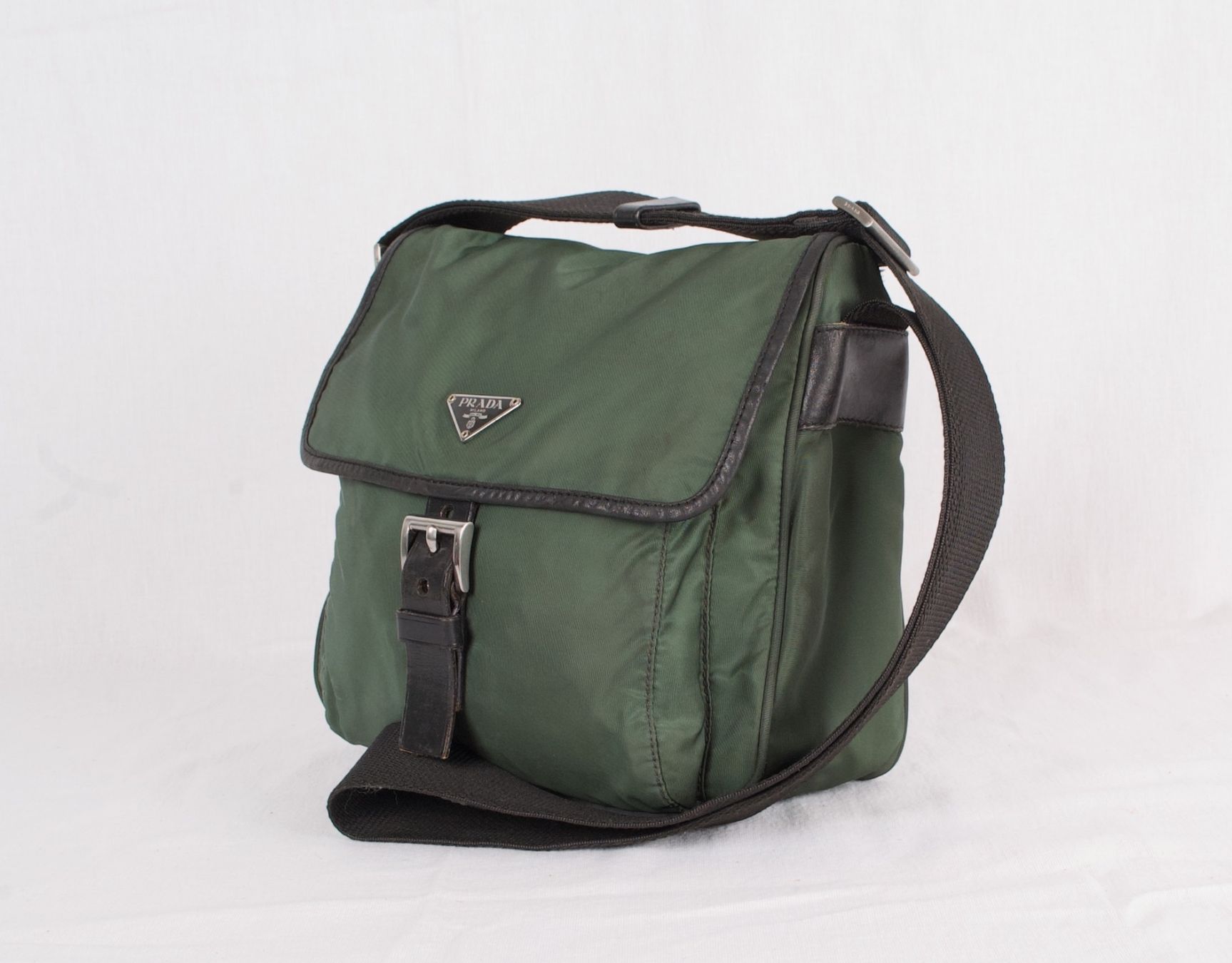 Prada Borse: AUTH PRADA GREEN NYLON SHOULDER CROSSBODY BAG. – Usato da Lausanne venduto da Lamedusac 2