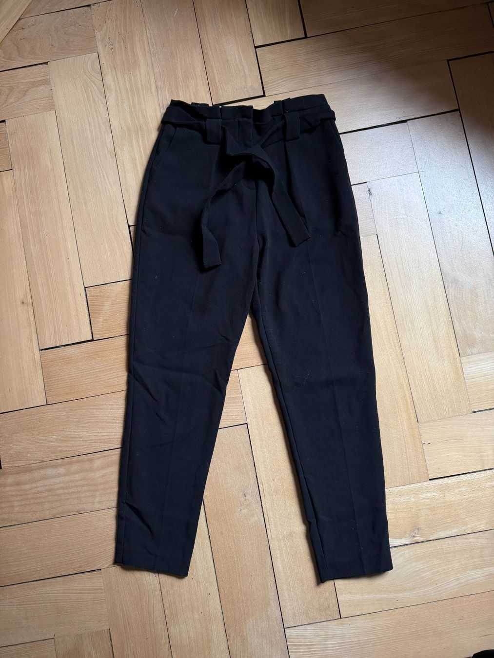 Pantaloni: KIOMI - Paperbag Hose schwarz 34 – Usato da Zürich venduto da Diazaio