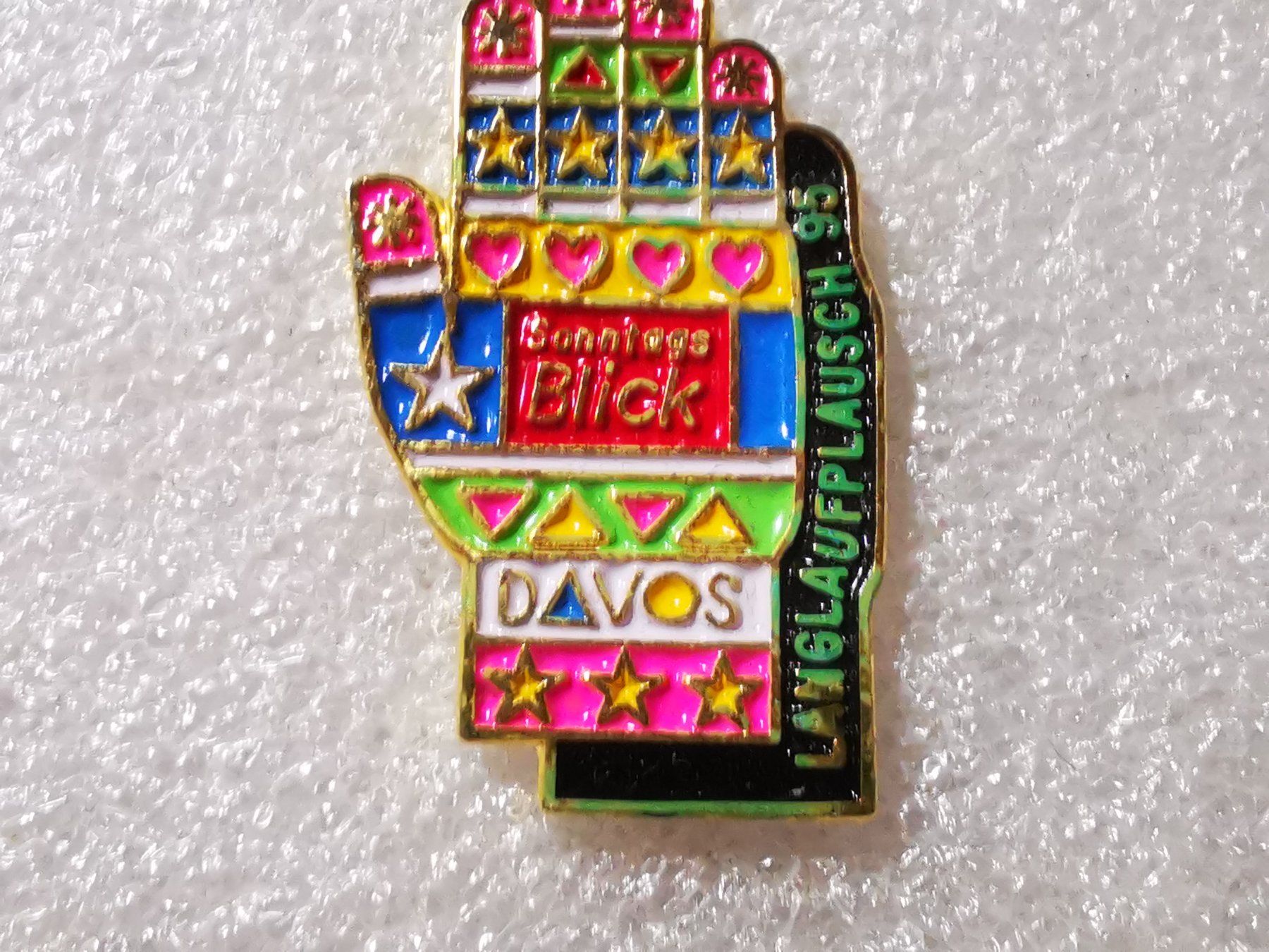 Placchette & Badge: Ansteckpin 162: Sonntagsblick Davos – Usato da Oppligen venduto da Pin-Fall-Shop