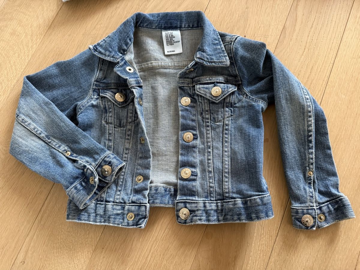 H&M Giacche: H&M Jeansjacke - Grösse 104 – Usato da Hinteregg venduto da Jazz-C