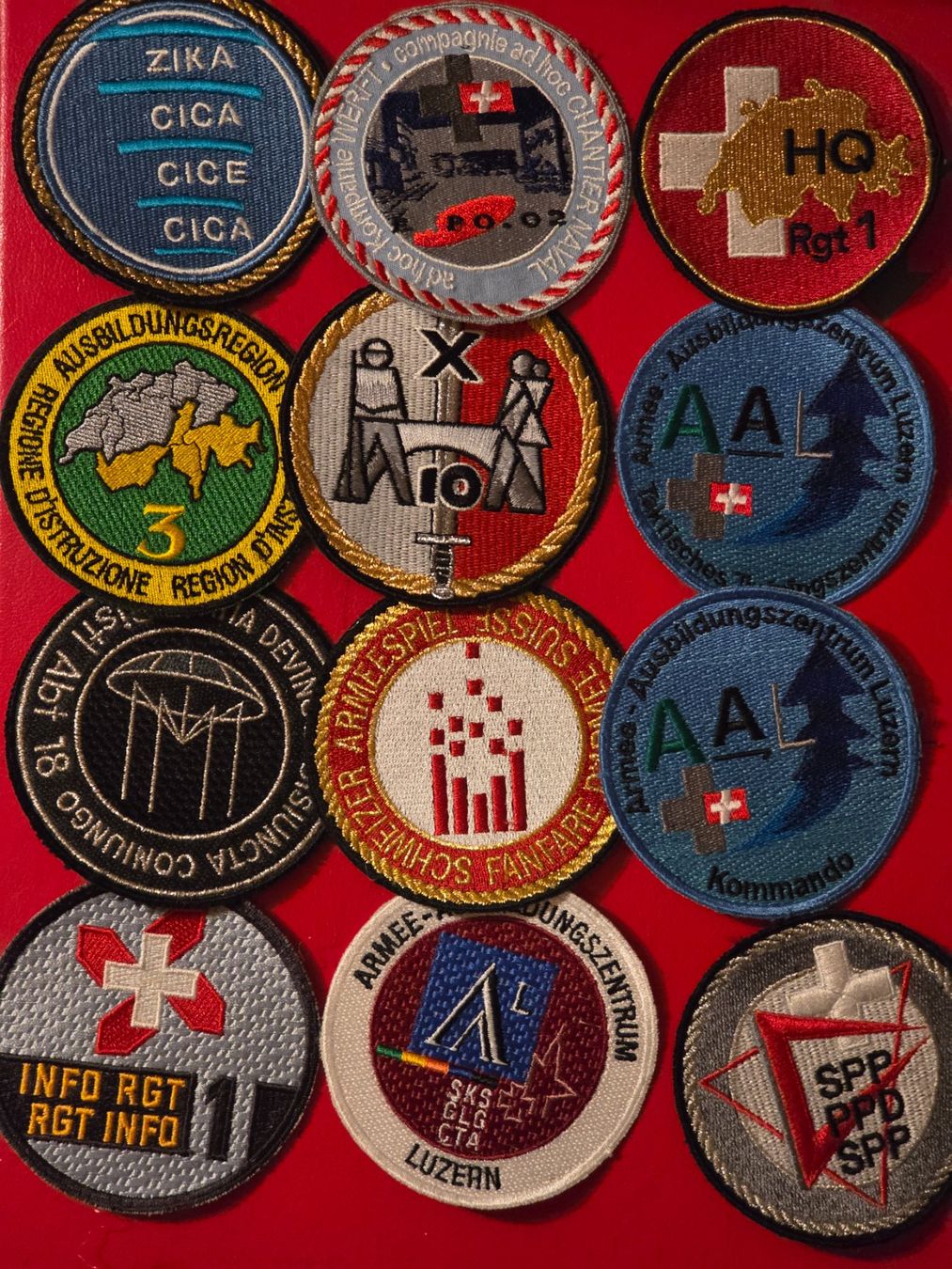 Schweizer Armee Placchette & Badge: Armée Abzeichen 12 Divers Badges – Usato da Nyon venduto da freetoys08
