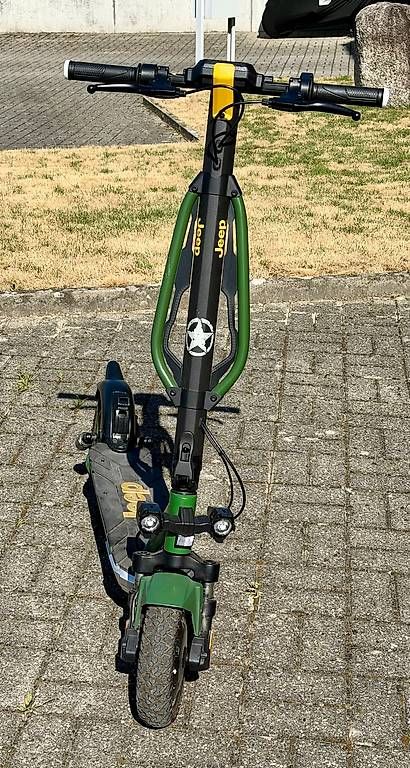 Scooters: 2x Jeep JAD Advanced Safety E-Scooter - Top Zustand – Gebraucht aus Langnau i. E. von Iofner 2