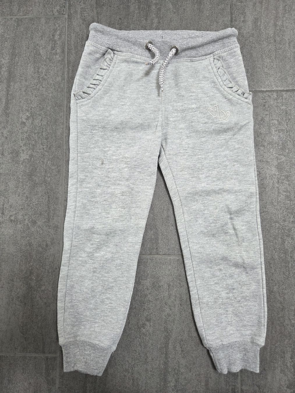 Pantaloni: Graue Mädchen Jogginghose, Gr. 104 – Usato da Hüntwangen venduto da ManuM2014
