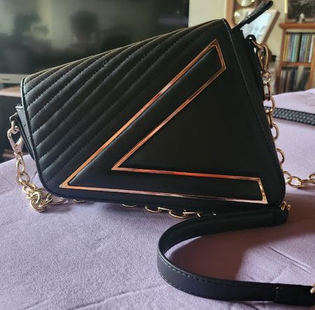 Sac bandoulière noir avec détail doré, bon état