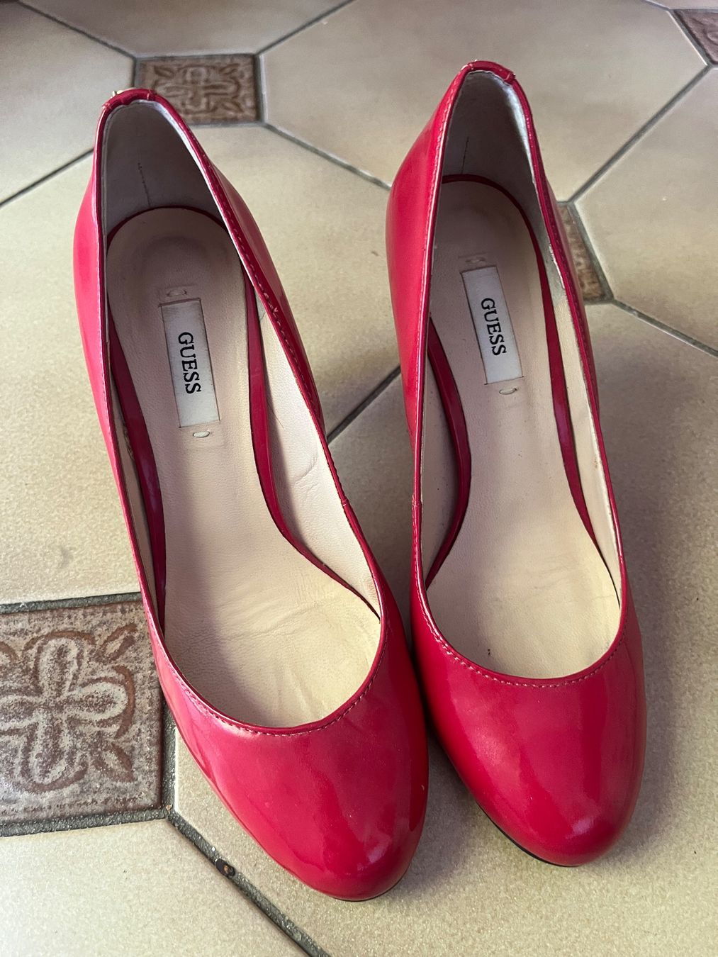 Guess Scarpe da donna: Escarpins GUESS vernis rouges taille 36 – Usato da Bellevue venduto da utilisatratice 1