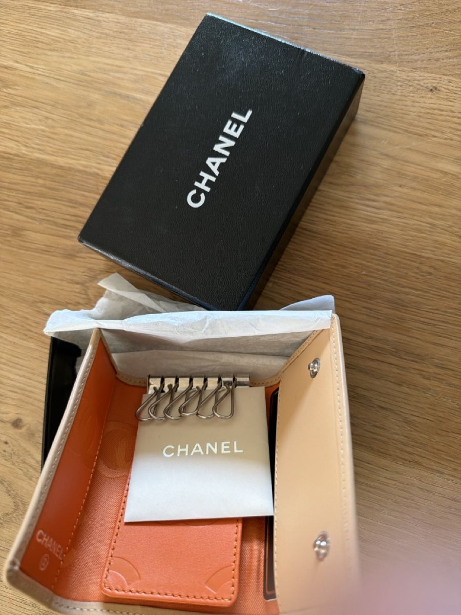 Chanel Schlüsselanhänger & - bänder: Chanel Key Holder, Beige Leather, new Condition! – Neu (gemäss Beschreibung) aus Geneve von esp_8rbh 1