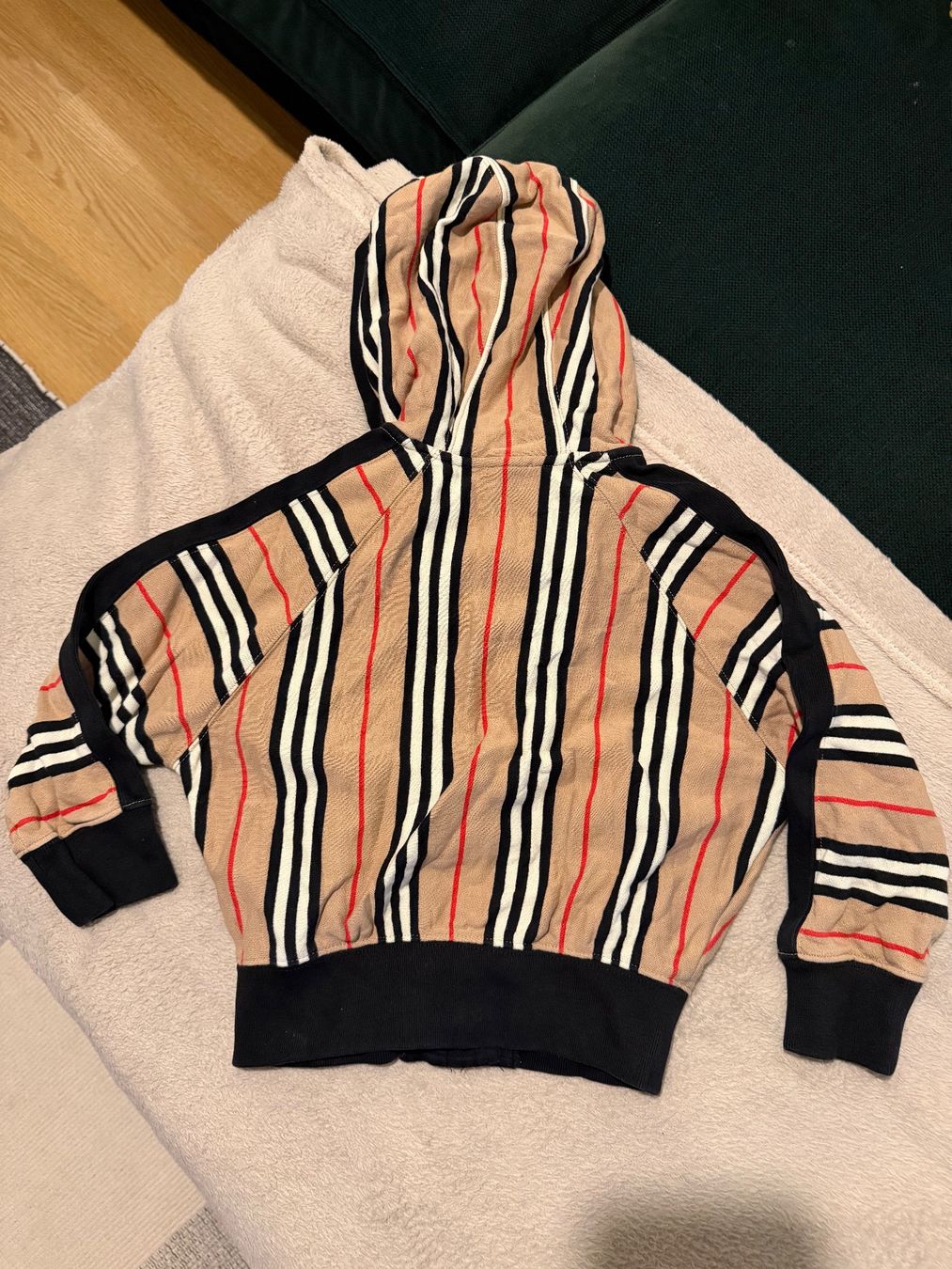 Burberry Jacken & Mäntel: Burberry Kinder Hoodie Grösse 4Y – Gebraucht aus Thalwil von vverinha 1