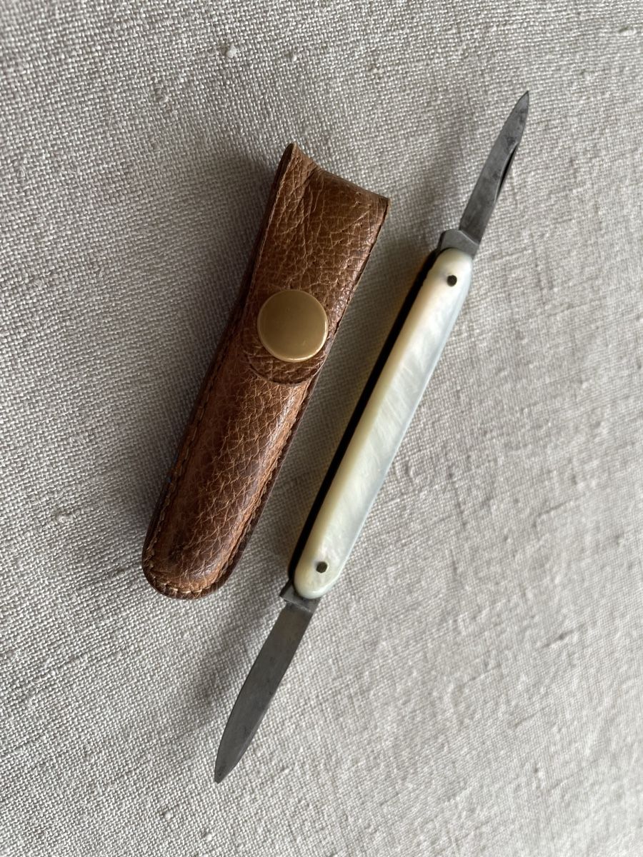 Coltelli tascabile: Antikes Taschenmesser mit Perlmuttgriff & Lederetui – Usato da Kilchberg ZH venduto da Tscharva19 1