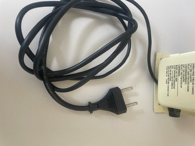 Convertisseurs: Step Up/Down Konverter (Transformer) 110V AC oder 220V AC – D'occasion à Domat/Ems par jodelcheese 3