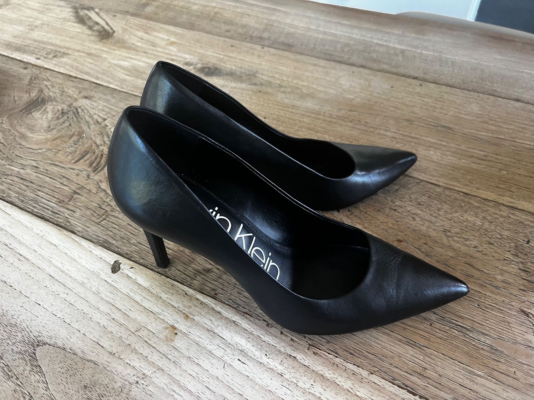 Calvin Klein Chaussures femmes: Schwarze Calvin Klein Pumps – D'occasion à Chur par MarcusinChur
