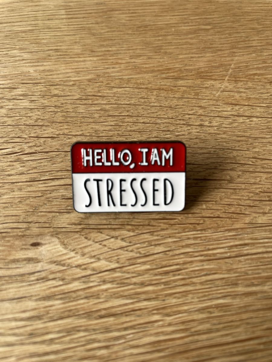 Placchette & Badge: Pin HELLO I AM STRESSED – Nuovo e nell'imballaggio originale da Genève venduto da GMa1234 1