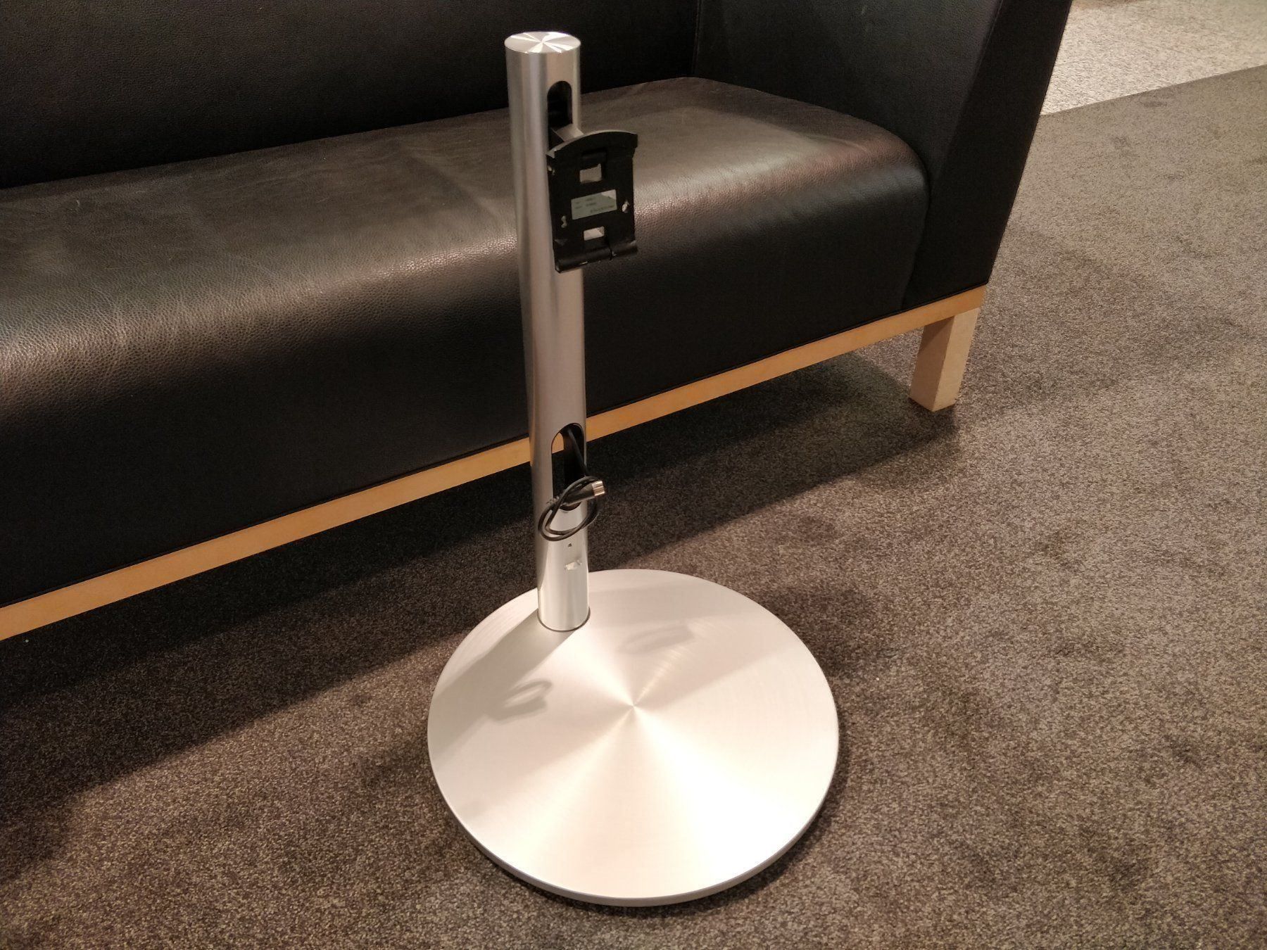 Bang & Olufsen Televisori: BeoVision 7-32 Motortischstandfuss 4092 – Usato da Hochdorf venduto da av-electronics 1