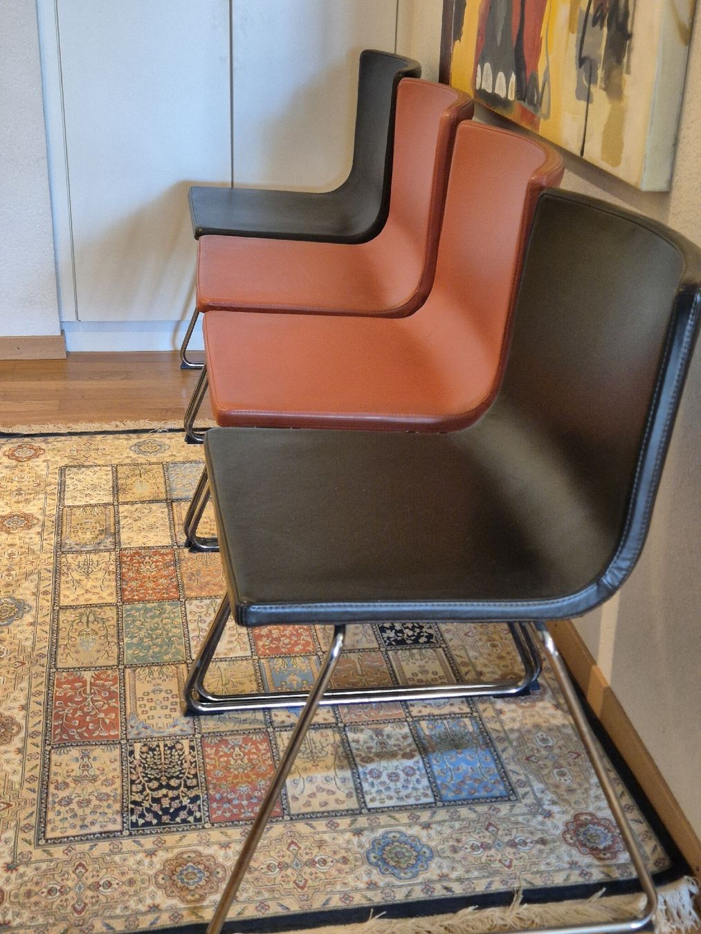 Ikea Set de table et chaises: Table IKEA extensible + 4 chaises en cuir – D'occasion à Prangins par Dronning 1