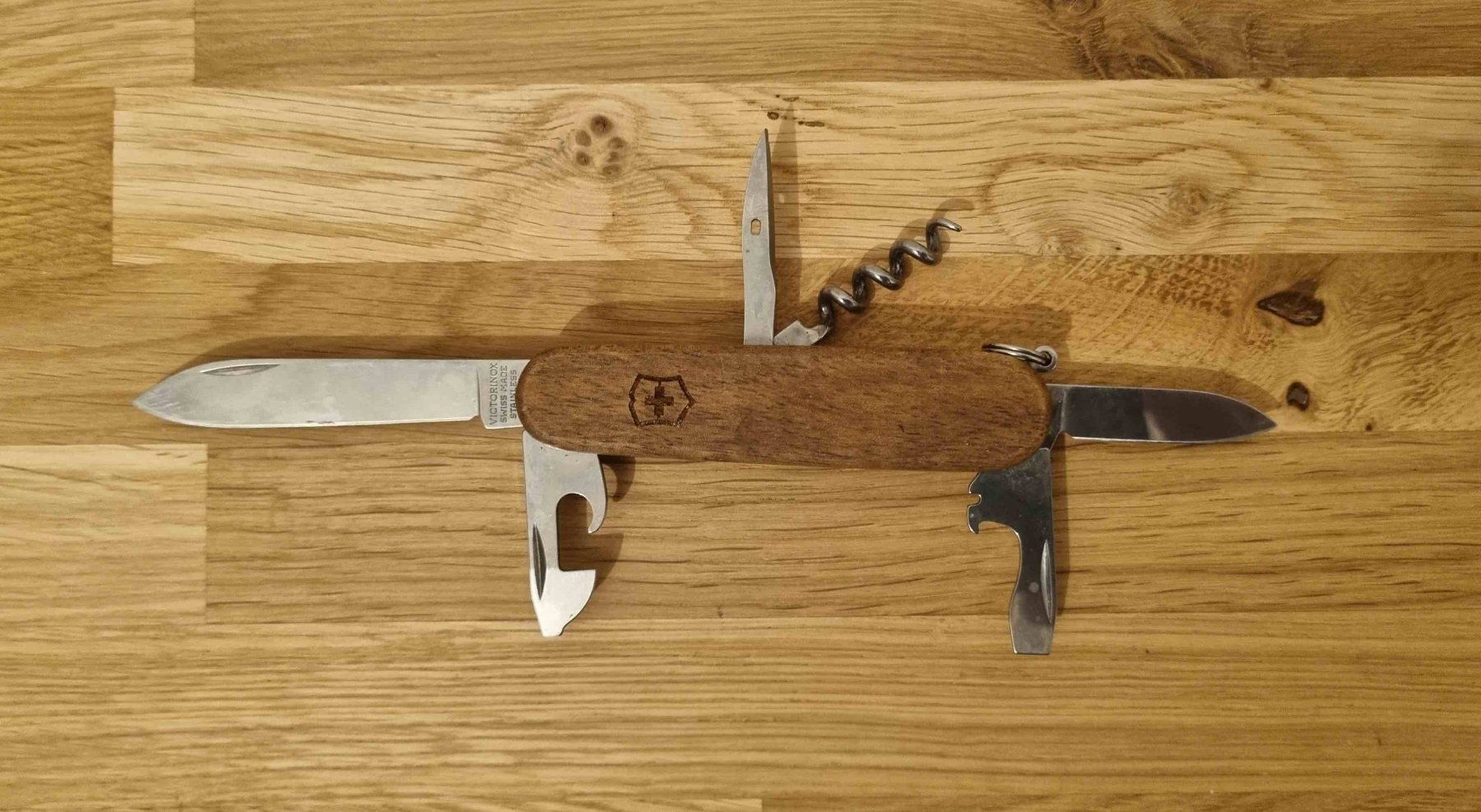 Victorinox Couteaux de poche: Couteau multi-fonctions Victorinox – D'occasion à Aubonne par debelyoo
