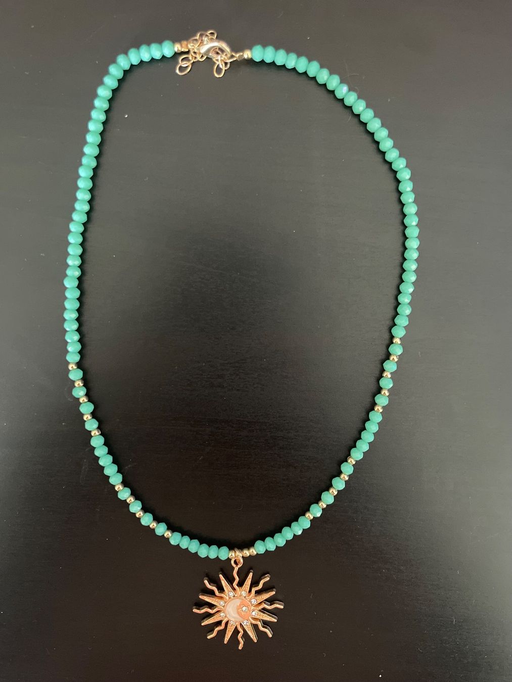 Ketten: Collier turquoise avec pendentif soleil doré – Neu (gemäss Beschreibung) aus Gland von kor_wwl2