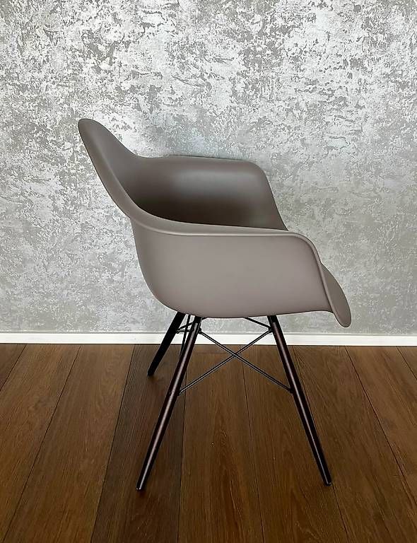 Sedie: 2x Vitra Eames Plastics Arm Chairs (Farbe: MAUVE) – Usato da Wettswil venduto da lin_fv2p 1