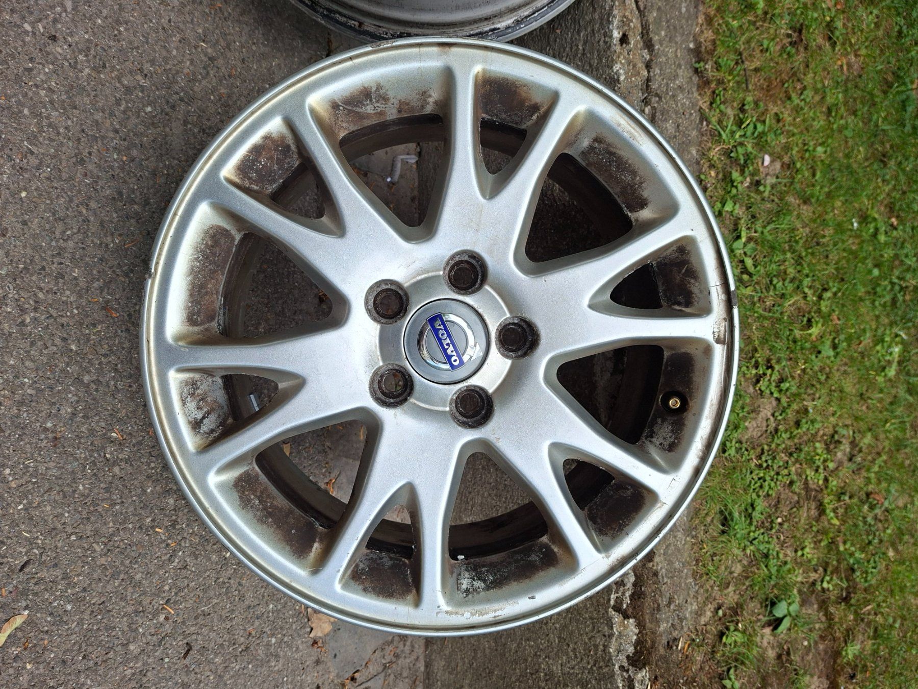 Volvo Cerchioni: 4×Original Volvo 16" Alufelgen – Usato da Zürich venduto da Cusin0 1
