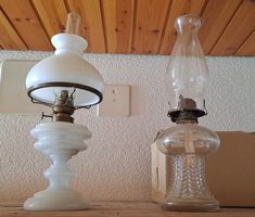 2 Antike Oel-Lampen  aus Glas und Porzellan
