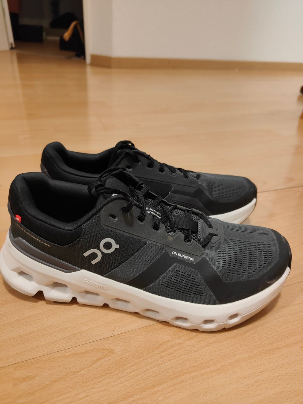 On Scarpe da uomo: NEU On Cloudrunner 2 Schuhe Herren Grösse 44.5 schwarz – Nuovo (secondo la descrizione) da Unterägeri venduto da sandaime 3